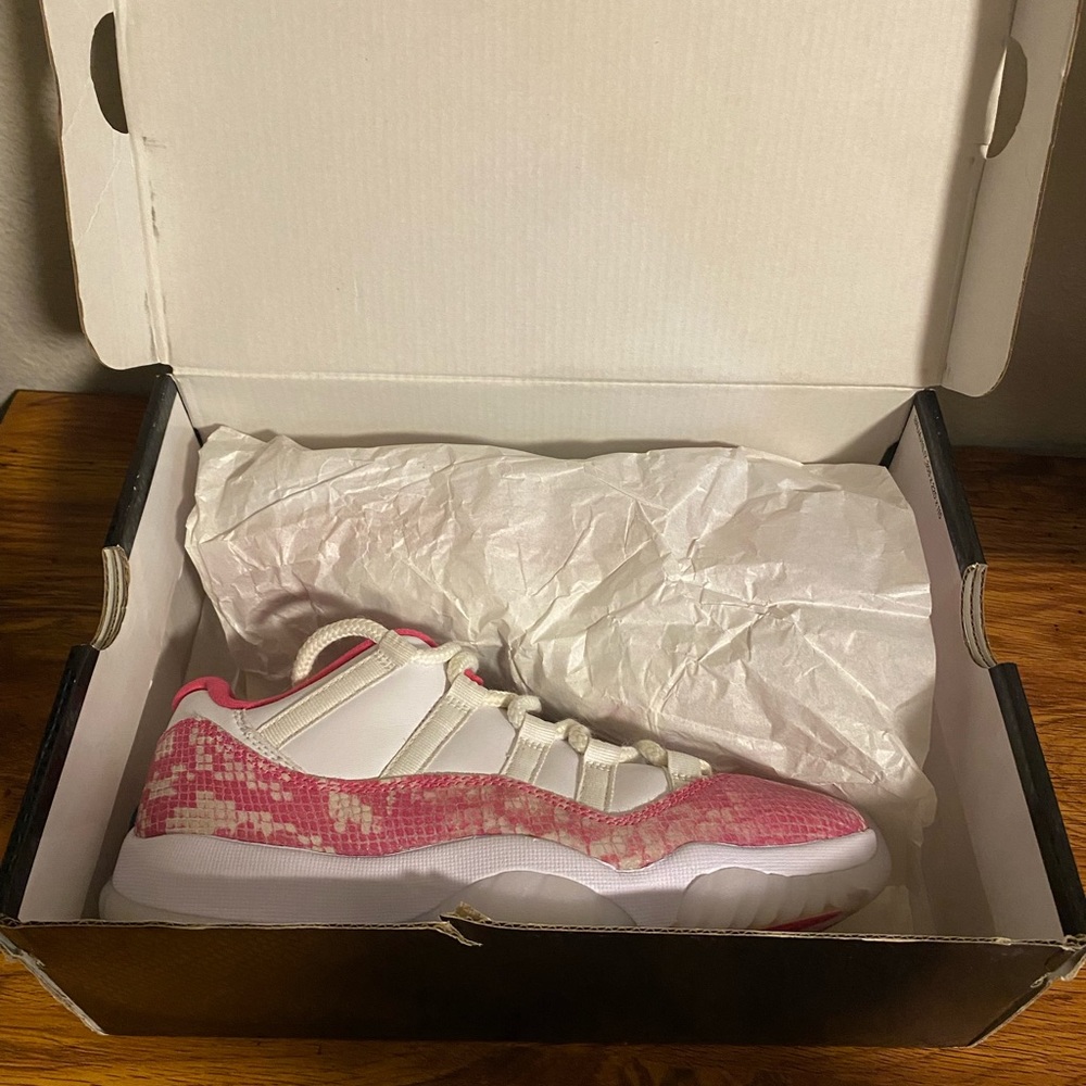 Air jordan 11 low retro pink snakeskin